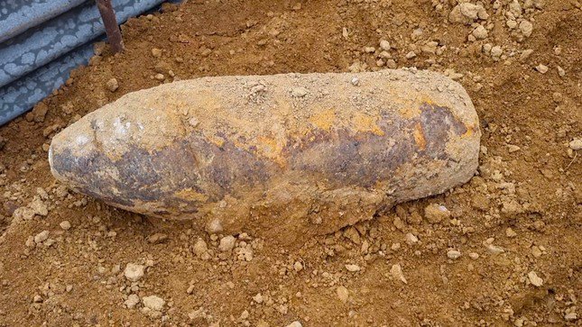 Quả bom được phát hiện trong lúc đào móng làm nhà nặng 350kg.