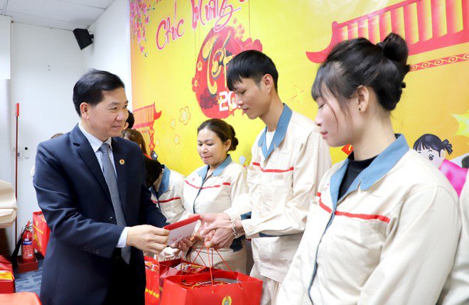 Lãnh đạo Liên đoàn lao động thành phố Hà Nội trao quà cho người lao động