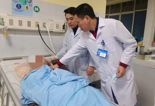 Bác sĩ Bệnh viện Đa khoa tỉnh Thanh Hóa đang điều trị nạn nhân ngạt khí CO do đốt than sưởi ấm trong không gian kín
