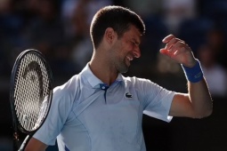 Hé lộ căn bệnh khiến Djokovic vật vờ thua Sinner ở Australian Open