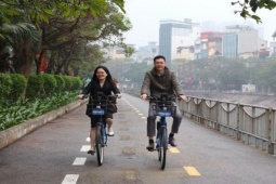 Tin tức trong ngày - Người dân trải nghiệm tuyến đường dành riêng cho xe đạp ở Thủ đô