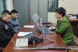 Mang kiếm, súng điện đi trộm, 2 “cẩu tặc” bị bắt cùng 4 con chó