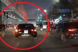 Tin tức trong ngày - Clip: Mắc sai lầm tối kỵ, tài xế ô tô lĩnh tai họa từ xe tải thu gom rác