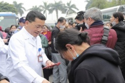 Sức khỏe đời sống - Bệnh nhân ung thư xúc động về nhà ăn Tết trên "Chuyến xe yêu thương"