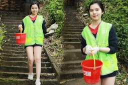 Nhóm bạn trẻ giúp người Hà Nội “thả cá chép, không thả túi nilon”