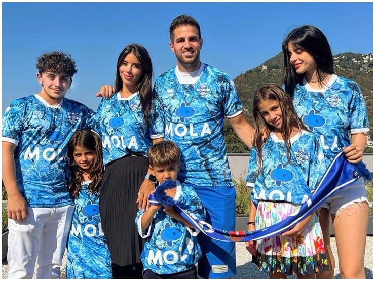 Anh là cha của 5 người con xinh đẹp.