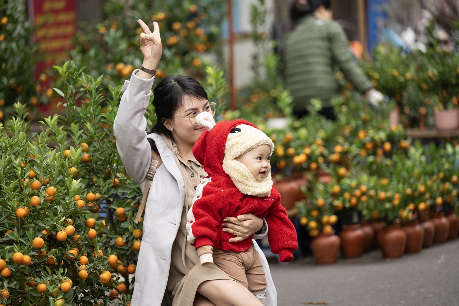 Không chỉ thu hút đông đảo người dân đến sắm Tết, chợ hoa Hàng Lược còn là địa điểm được nhiều gia đình tới đây chụp ảnh để lưu giữ lại khoảnh khắc Tết đến xuân về.