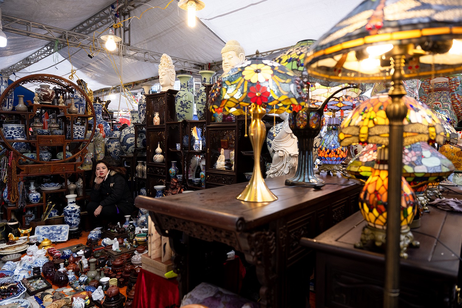 Lạ lùng phiên chợ ở trung tâm Hà Nội: Hàng càng cũ, khách càng thích - 7