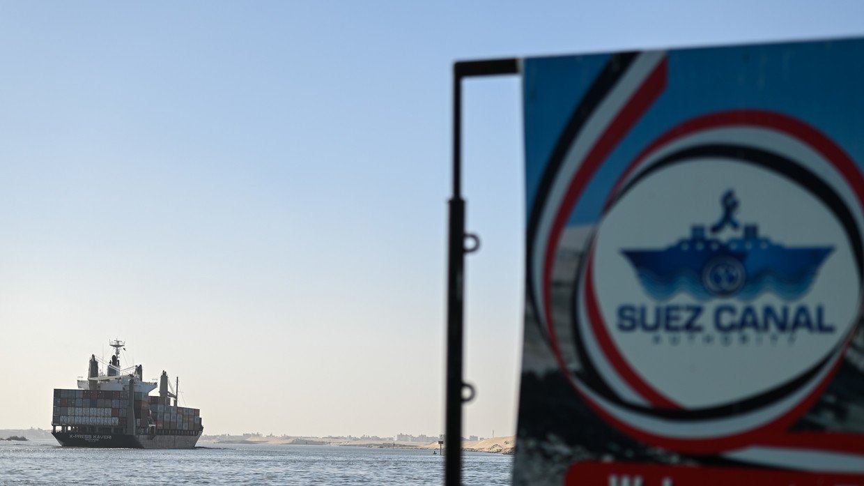 Một tàu hàng đi qua kênh đào Suez ở Ai Cập để vào Biển Đỏ.