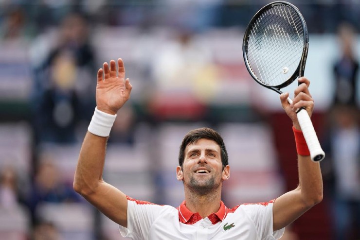 Novak Djokovic (tennis) không thích tắm 2 lần trong cùng một vòi sen. Trước khi giao bóng, tay vợt Serbia thường đập bóng xuống đất nhiều lần gây ức chế cho đối thủ, anh từng nhận nhiều cảnh báo từ trọng tài. Phát biểu trong một cuộc phỏng vấn, Djokovic cho biết: “Kỷ lục đập bóng của tôi tại&nbsp;Davis Cup 2007. Tôi đã cho bóng nảy 38 hoặc 39 lần (trước khi giao bóng).”