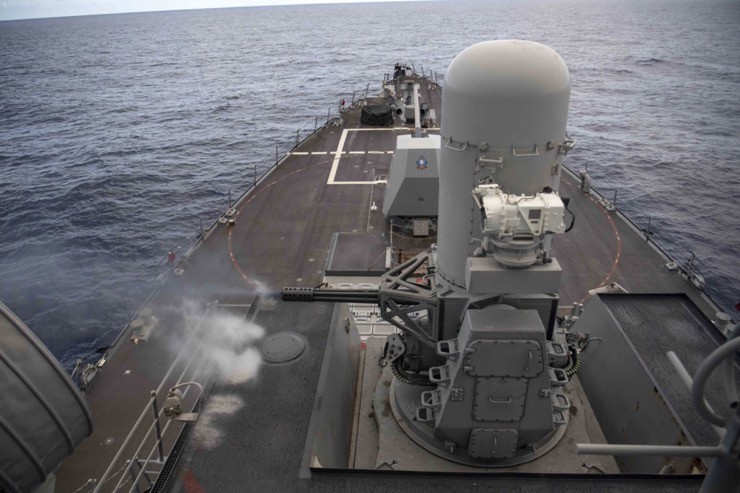 Tàu khu trục USS Howard của hải quân Mỹ kích hoạt hệ thống phòng thủ tầm gần (CIWS).