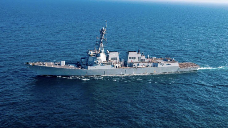 Tàu khu trục USS Gravely làm nhiệm vụ trên biển vào ngày 5/12/2023.