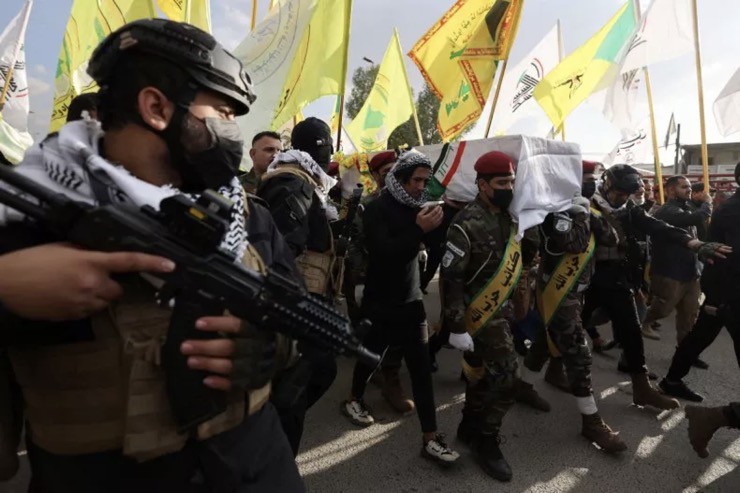 Dân quân&nbsp;Kataib Hezbollah tổ chức tang lễ cho một chiến binh thiệt mạng&nbsp;trong cuộc tập kích của Mỹ.