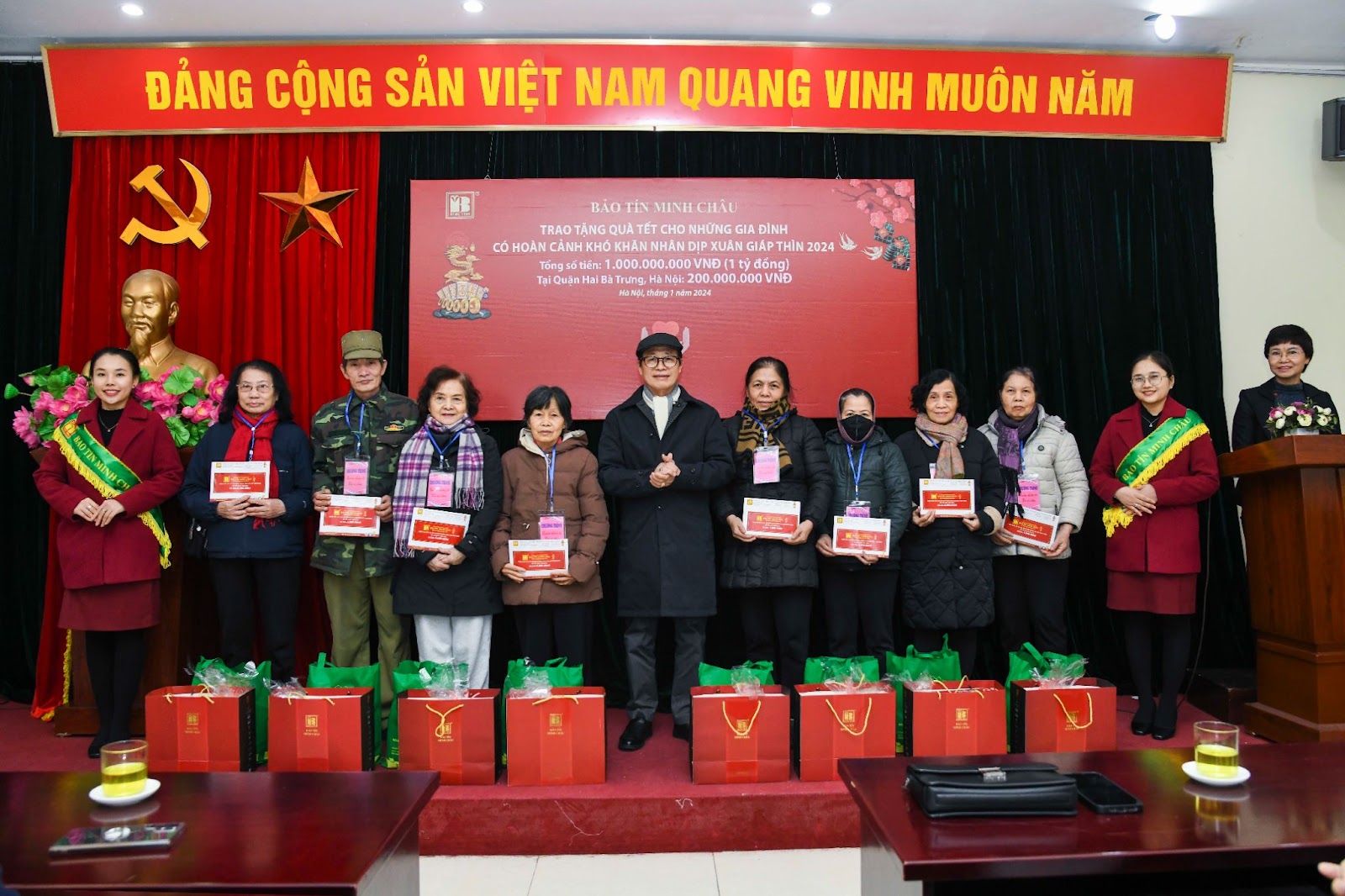 DNVH, TGĐ Vũ Minh Châu trao quà cho các hoàn cảnh khó khăn tại quận Hai Bà Trưng, Hà Nội