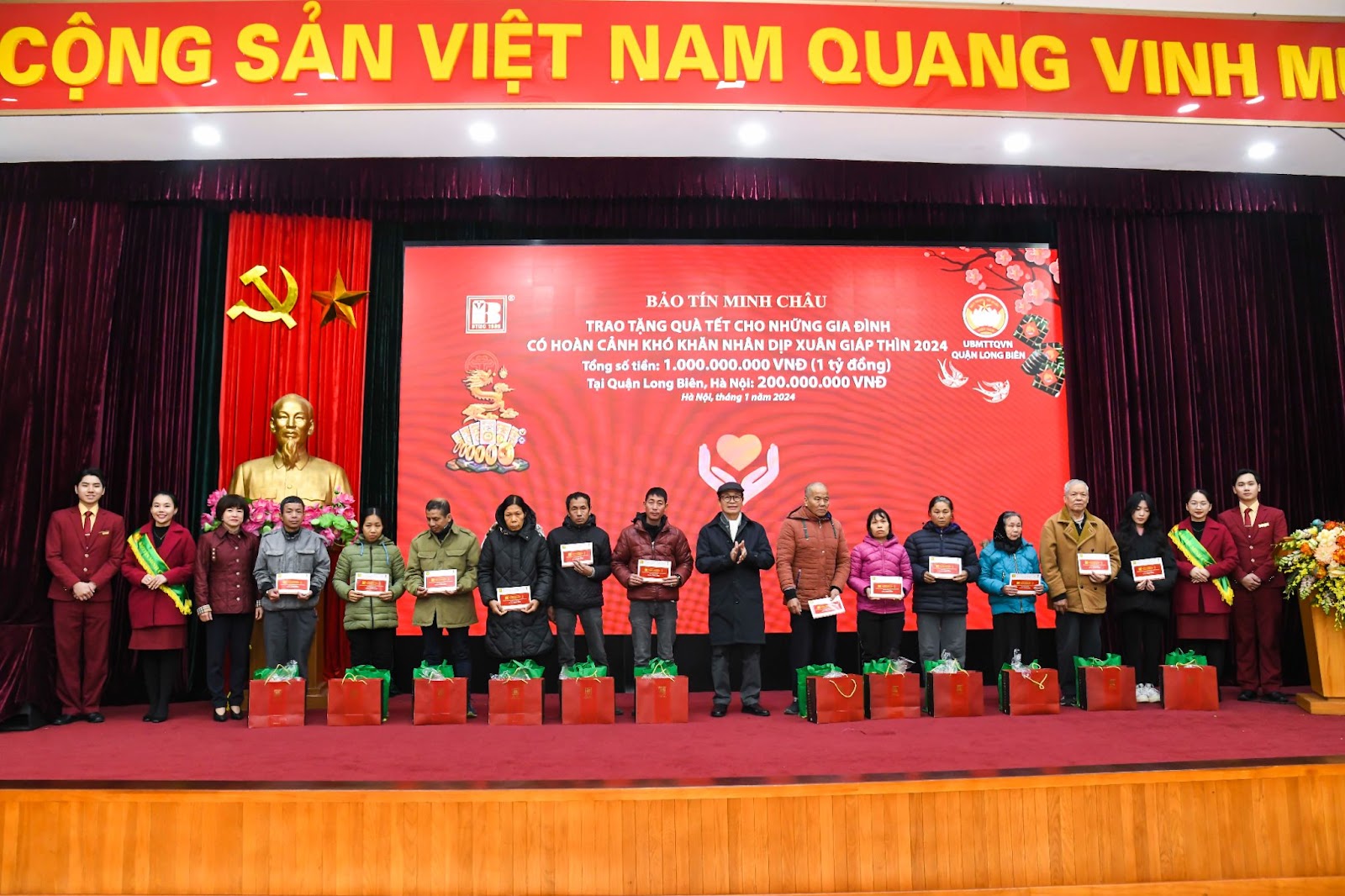 DNVH, TGĐ Vũ Minh Châu trao quà cho các hoàn cảnh khó khăn tại quận Long Biên, Hà Nội