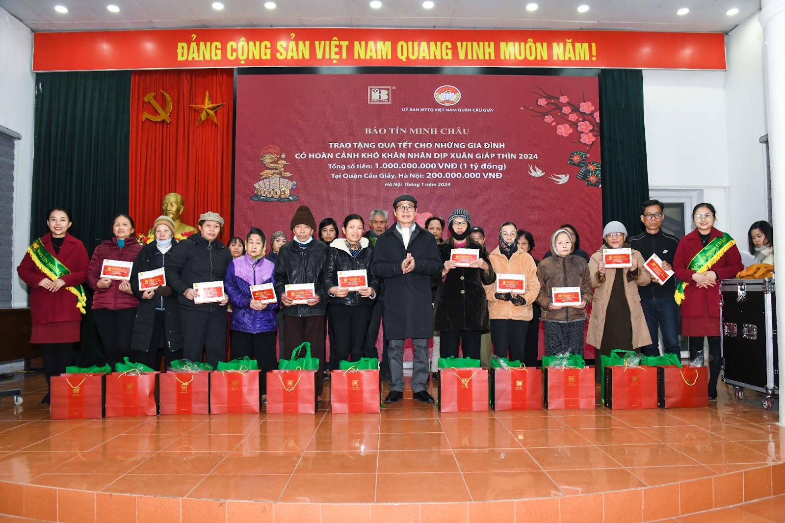 DNVH, TGĐ Vũ Minh Châu trao quà cho các hoàn cảnh khó khăn tại quận Cầu Giấy, Hà Nội