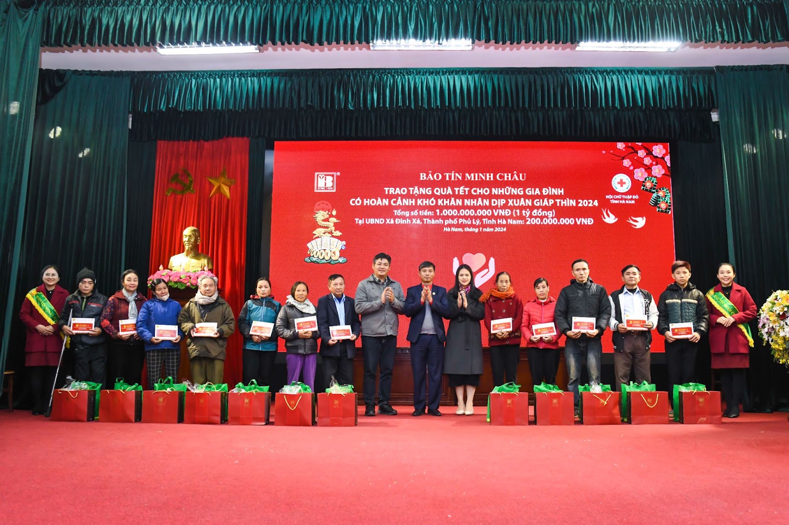 Đại diện công ty Bảo Tín Minh Châu trao quà cho các hoàn cảnh khó khăn tại tỉnh Hà Nam