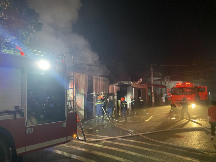 Lực lượng PCCC tổ chức chữa cháy tại hiện trường. Ảnh: Anh Vũ