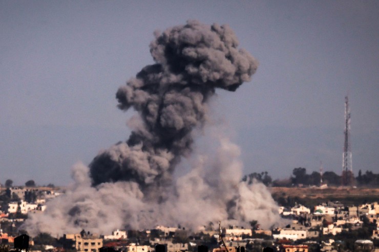 Khói đen bao phủ TP Khan Yunis (miền Nam Gaza) sau cuộc không kích của quân đội Israel hôm 1-2. Ảnh: CNN