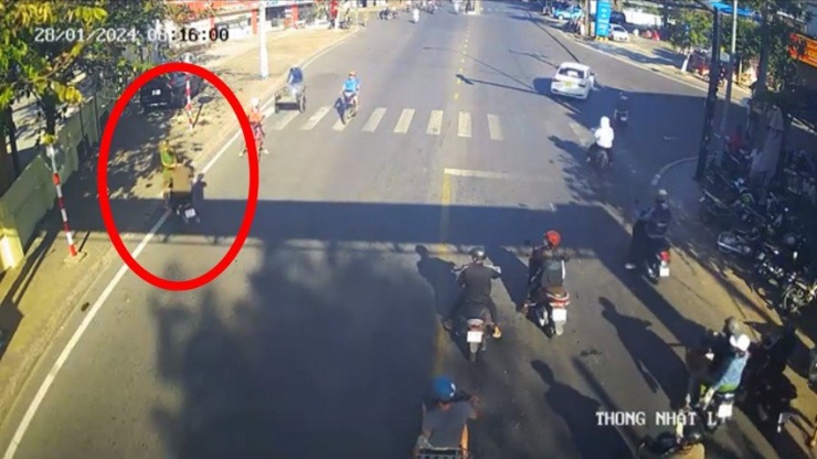 Hình ảnh trích xuất từ camera khi Ngô Quốc Hưng dùng môtô tông trực diện vào Đại úy Công an.