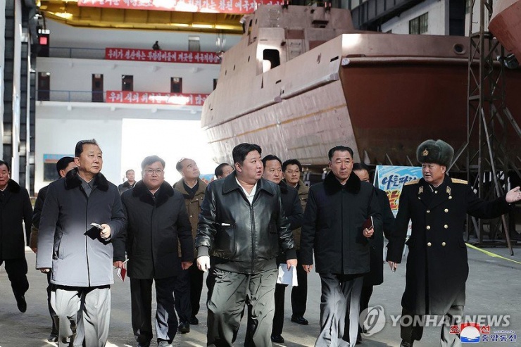 Ông Kim Jong-un thăm xưởng đóng tàu quân sự Nampho. Ảnh: YONHAP