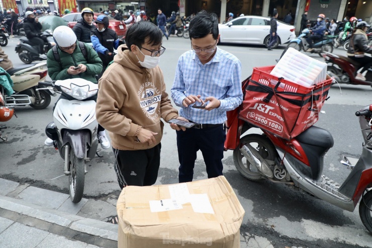 Ông Phạm Bảo Trung cho rằng, xu hướng mua sắm trực tuyến phát triển mạnh từ giai đoạn đại dịch Covid 19 mới xuất hiện. Tới thời điểm hiện nay, tại các đô thị lớn, mua sắm trực tuyến không còn là xu hướng nữa mà trở thành thói quen tiêu dùng của người dân.