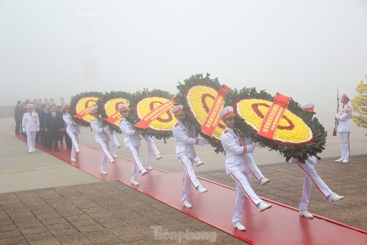 Vòng hoa của đoàn mang dòng chữ "Đời đời nhớ ơn Chủ tịch Hồ Chí Minh vĩ đại".