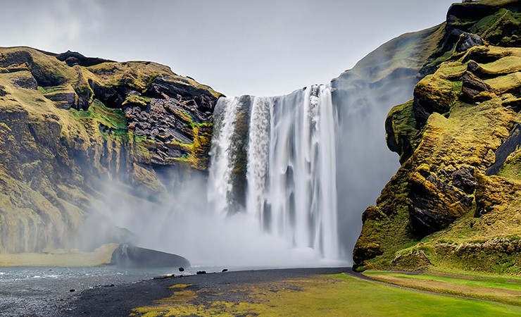 Iceland nổi tiếng với vẻ đẹp hoang sơ và phong cảnh ngoạn mục. Là nơi có vô số kỳ quan thiên nhiên, trong đó có thác Skógafoss hùng vĩ.
