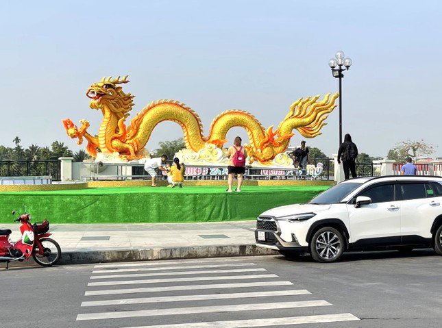 Rồng được đặt tại phố đi bộ Bạch Đằng, bờ sông Sài Gòn.