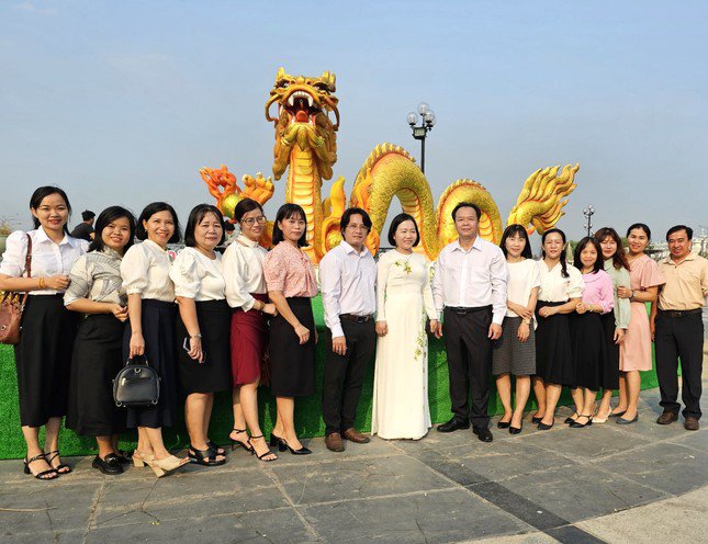 Ngày 2/2, rồng vàng Bình Dương chính thức trình làng tại phố đi bộ Bạch Đằng (thành phố Thủ Dầu Một). Linh vật năm Giáp Thìn 2024 đã thu hút sự chú ý của người dân địa phương.