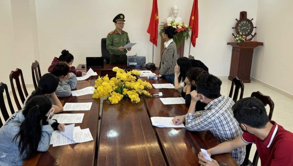 Cơ quan ANĐT Công an tỉnh Quảng Nam thi hành quyết định&nbsp;khởi tố đối với các bị can.