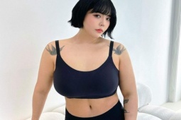 Làm đẹp - "Bạn gái Đức Phúc" để lộ bụng ngấn mỡ, rạn da sau khi trút bỏ 50kg mỡ thừa