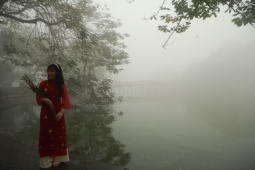 Tin tức trong ngày - Người Hà Nội thích thú "săn"... sương mù ở Hồ Gươm