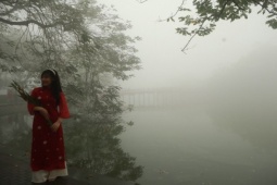 Tin tức trong ngày - Người Hà Nội thích thú "săn"... sương mù ở Hồ Gươm