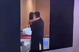 Bạn trẻ - Cuộc sống - Chú rể chiếu video bị cô dâu "cắm sừng" ngay trong đám cưới