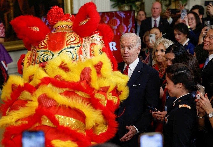Ông Biden xem múa lân ở Nhà Trắng (ảnh: AP)