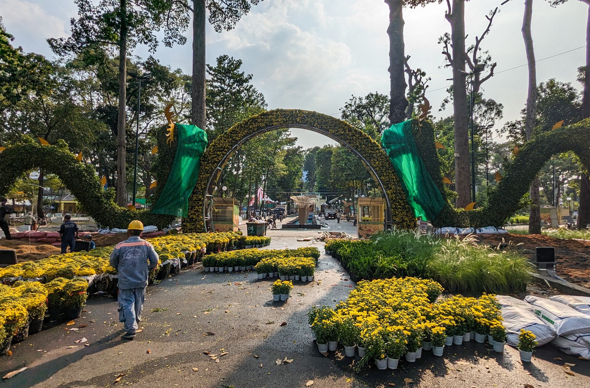 Những ngày qua, cặp linh vật rồng bằng cây xanh tại cổng chào Hội hoa xuân trong Công viên Tao Đàn, quận 1 cũng thu hút quan tâm của nhiều người. Được biết, linh vật rồng này được nghệ nhân tạo hình bằng cây sanh nuôi trong 2 năm.