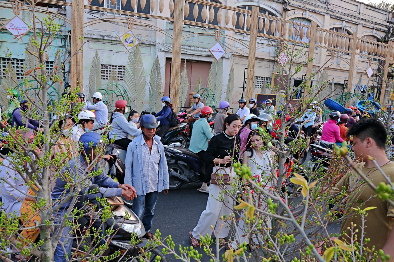 Hiện tại hoa mai tại đây đều đã căng nụ, nhà vườn cho biết hoa sẽ nở đúng Tết. Tại chợ hoa, hoa mai và tắc là 2 loại chiếm số lượng lớn nhất. Do năm nay hoa mai được chăm sóc, tạo kiểu dáng đẹp nên được nhiều khách lựa chọn.