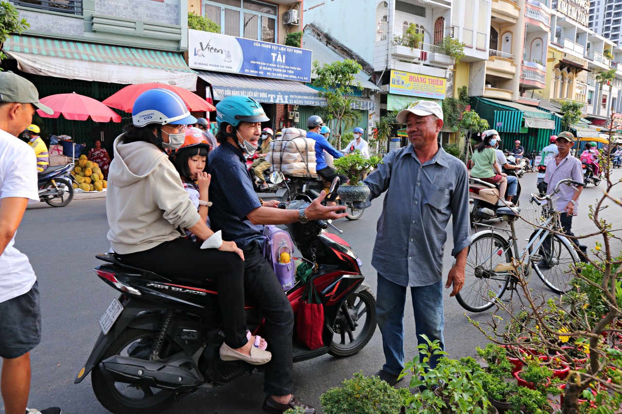 Ông Nguyễn Tấn Toàn (52 tuổi, nhà vườn đang bán hoa tại bến Bình Đông) chia sẻ: “Tôi mới đưa thuyền hoa mai và mấy cây kiểng lên đây bán được vài ngày nay, thấy sức mua cũng tạm ổn. Vận chuyển từ Bến Tre lên đây chi phí khoảng 80 triệu đồng. Từ hôm lên đây tôi bán được mấy cây hoa kiểng, còn hoa mai thì bán được cây nhỏ. Hi vọng năm nay sẽ bán hết hoa sớm để về ăn Tết cùng gia đình”.