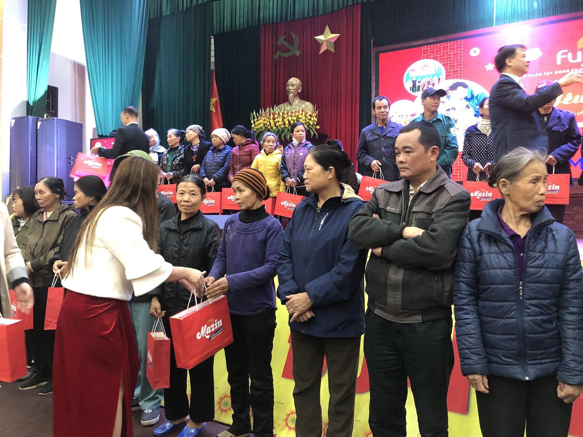 Những món quà với mong muốn mang tới một cái Tết ấm no hơn cho bà con có hoàn cảnh khó khăn