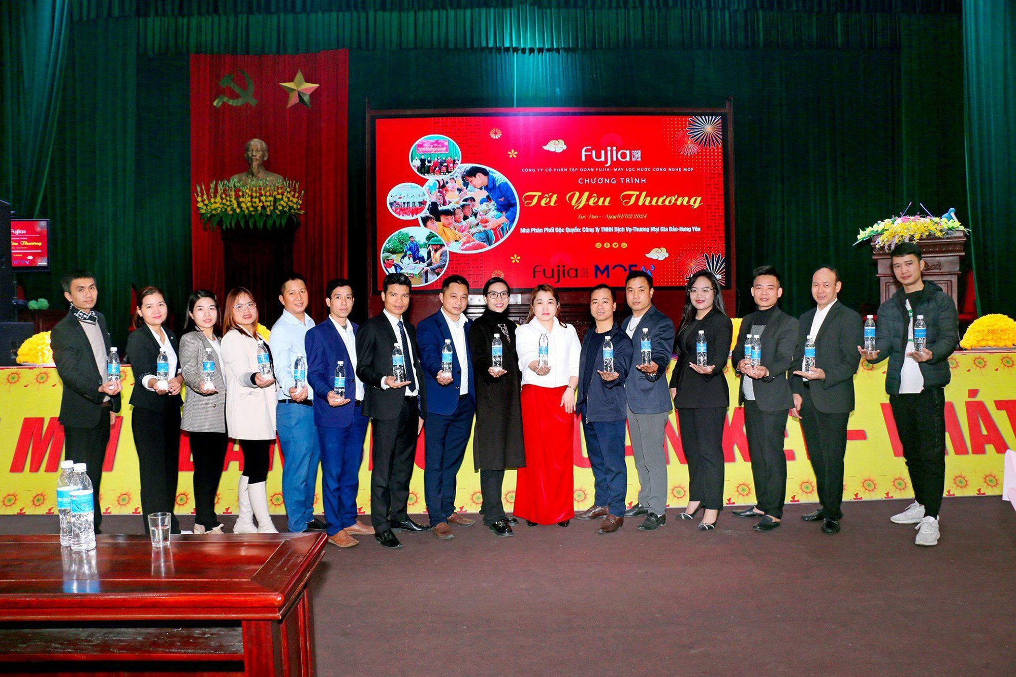 Tập thể cán bộ - nhân viên tập đoàn FujiA tại chuyến từ thiện đầu năm 2024 tại Văn Lâm