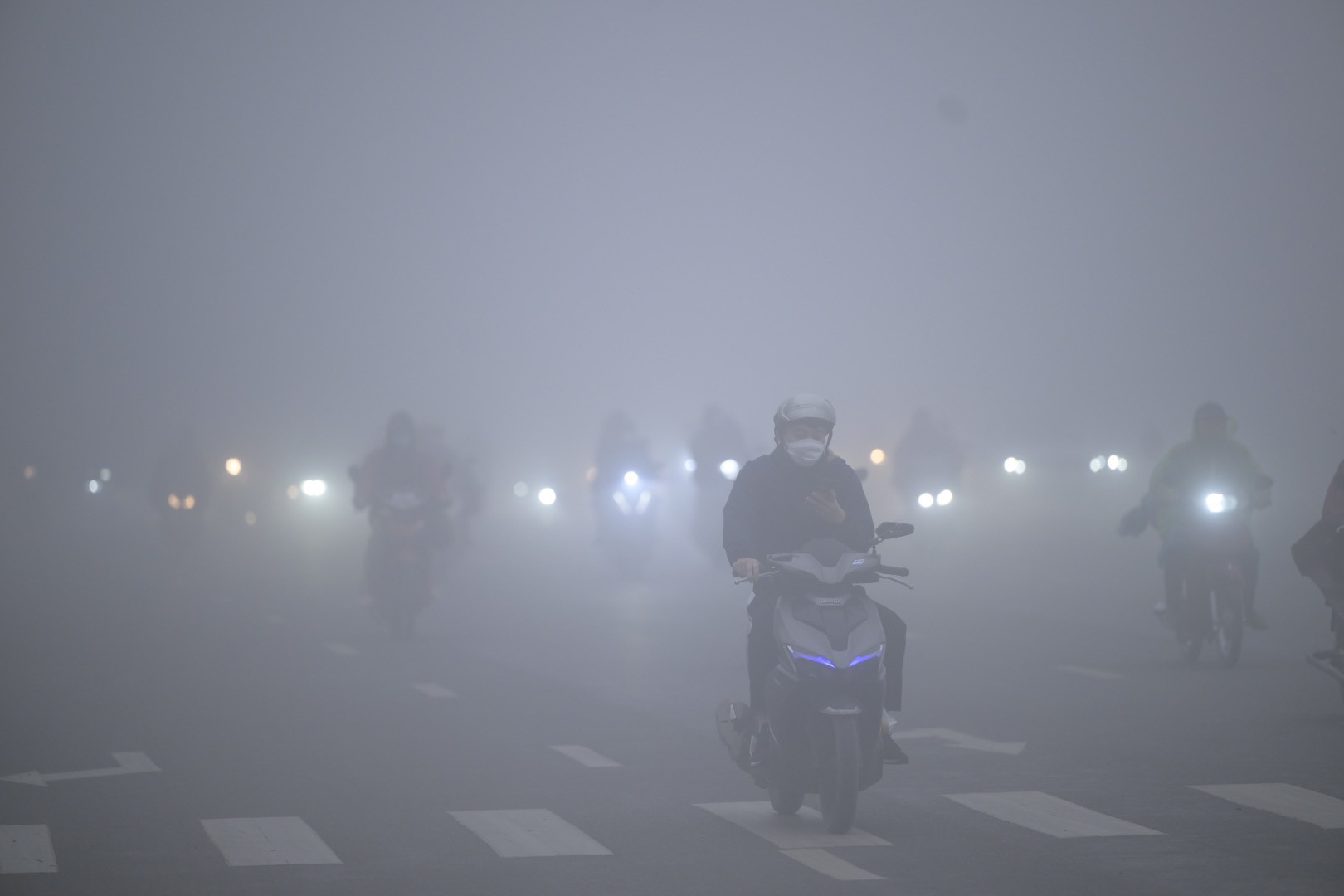 Sáng 2/2,&nbsp;người dân Hà Nội ra đường trong tình trạng sương mù giăng mù mịt.
