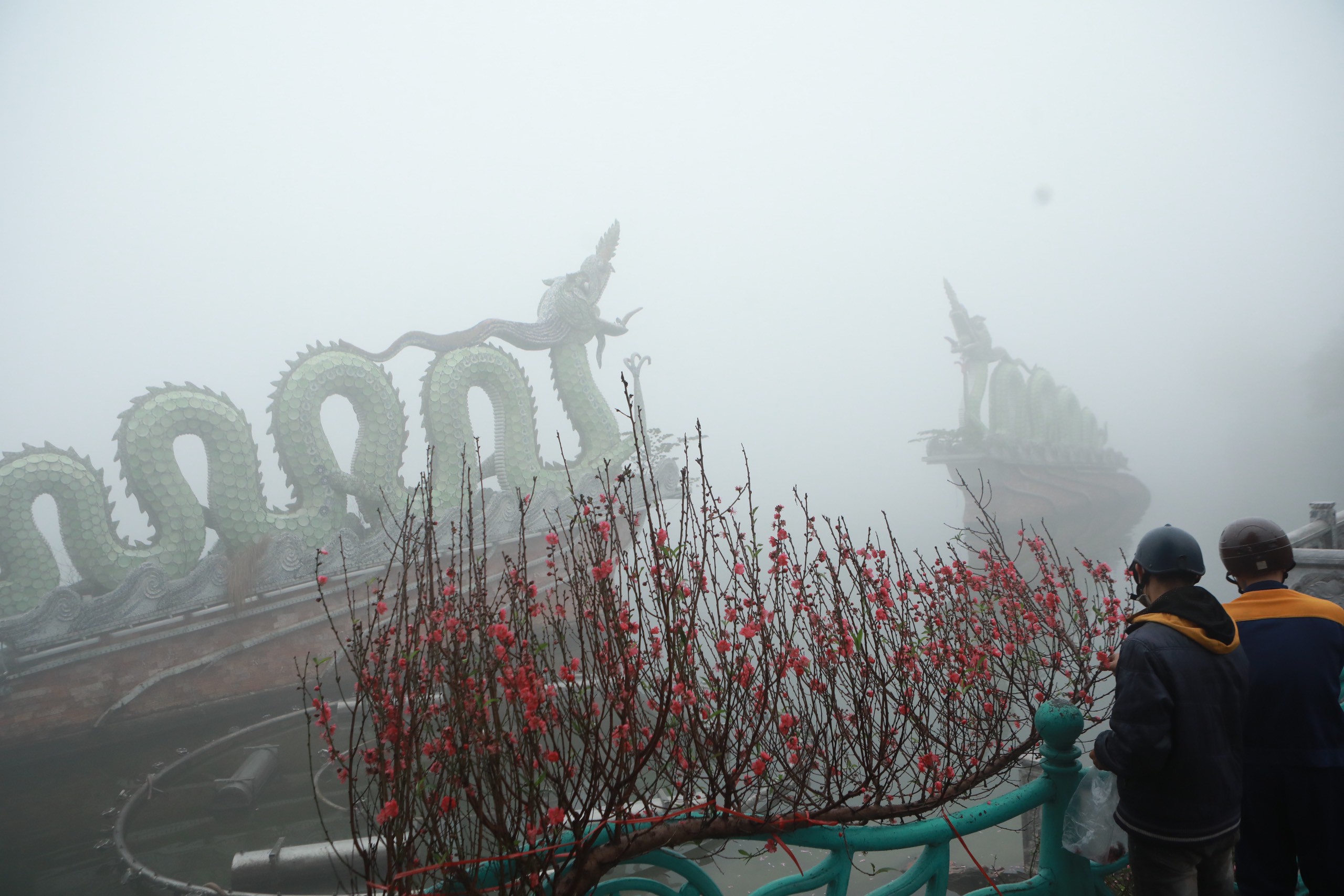 Đôi rồng bằng sứ ẩn hiện trên mặt nước hồ Tây trong sương mù