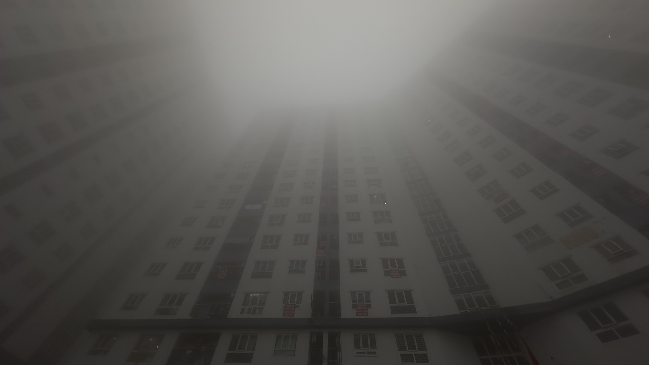 Nhiều khu chung cư ở Hà Nội chìm trong sương mù