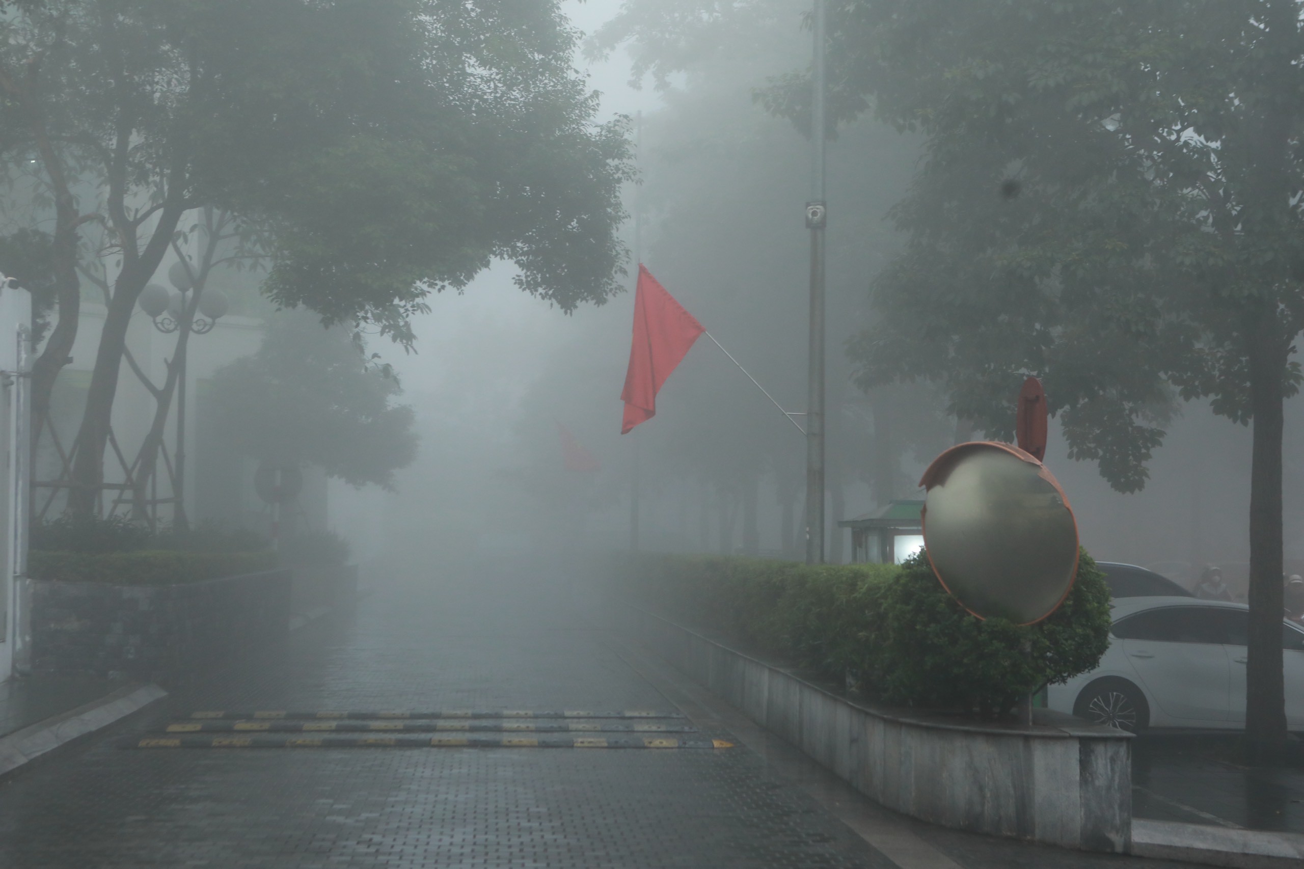 Sáng 2/2, người dân Hà Nội ra đường trong tình trạng sương mù giăng mù mịt.