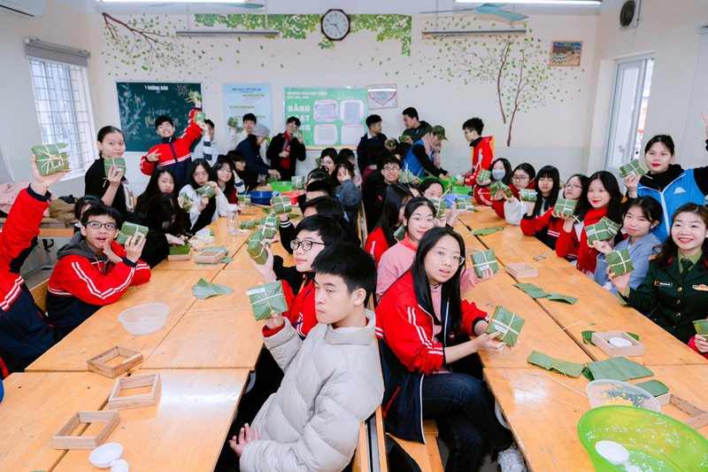 Học sinh Trường THCS Dịch Vọng được trải nghiệm gói bánh chưng.