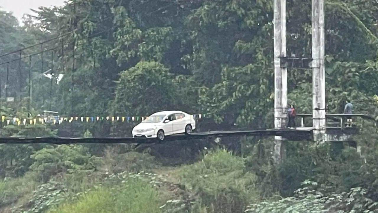 Chiếc ô tô bị mắc cạn trên cây cầu treo.