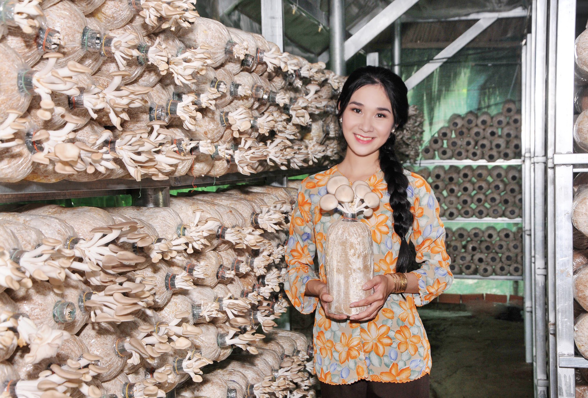 Chị Ánh Xuân bỏ việc về nhà khởi nghiệp với nghề trồng nấm.