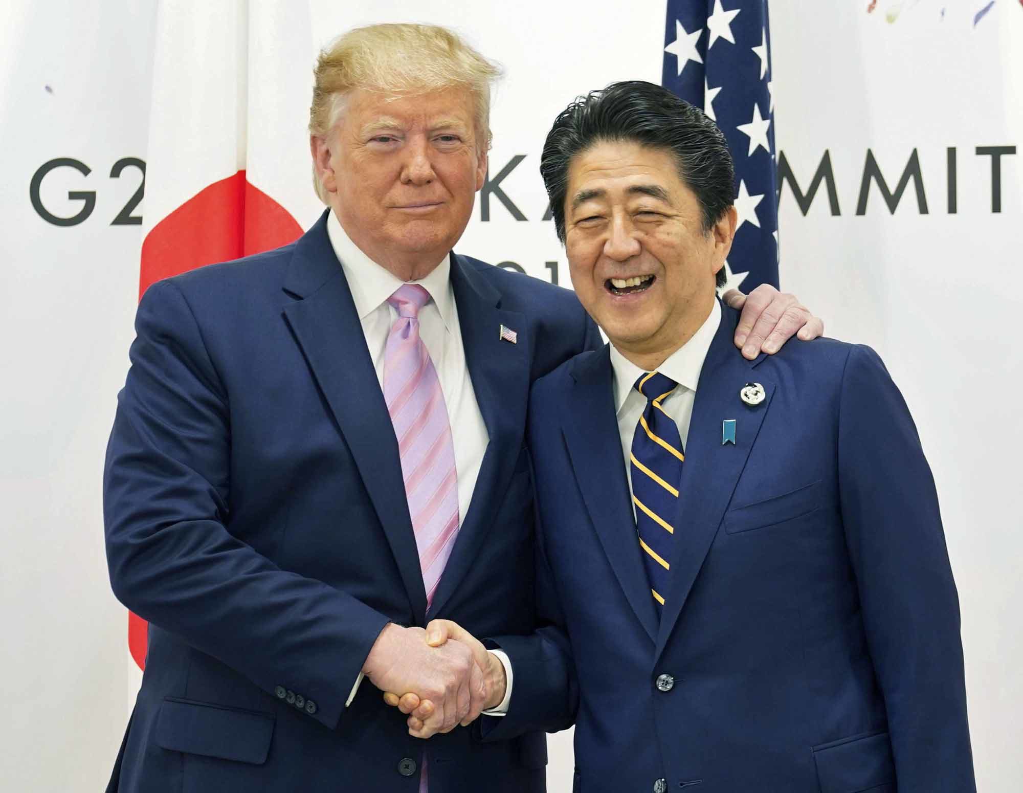 Ông Trump gặp Thủ tướng Nhật Bản khi đó là Abe Shinzo tại hội nghị G20 vào năm 2019.