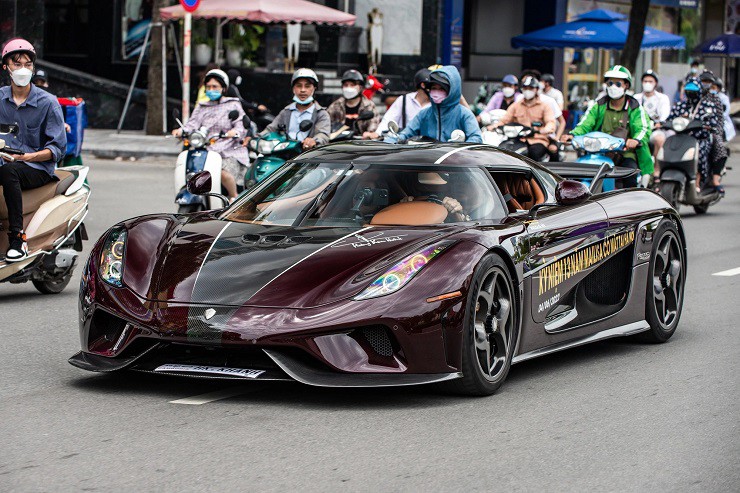 Koenigsegg Regera có thể tăng tốc từ vị trí đứng yên lên 100 km/h chỉ trong 2,8 giây trước khi đạt vận tốc tối đa 440 km/h.